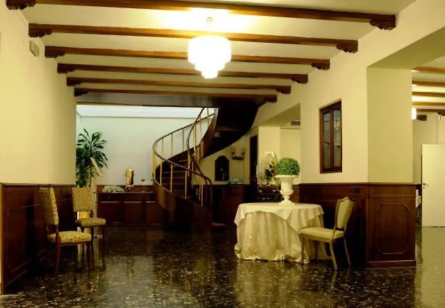 亚历山德拉别墅酒店 3*